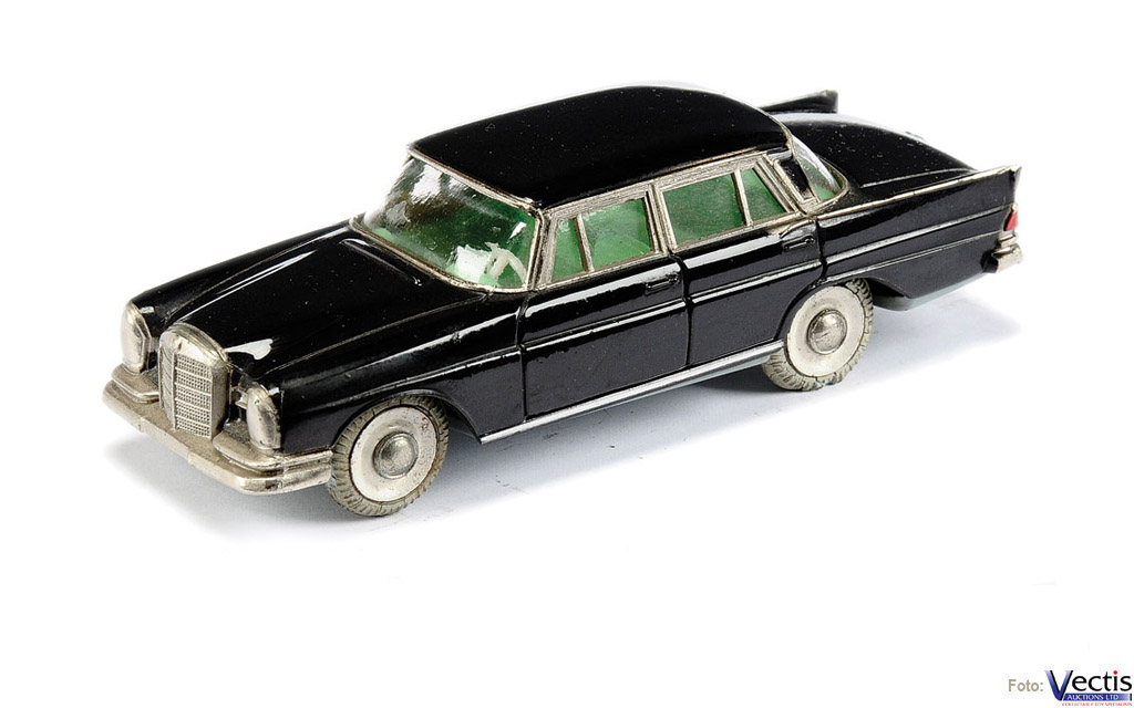 PHE18 MERCEDES-BENZ 220SE
